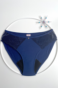 Predná časť modrých čipkovaných nohavičiek pre slabú menštruáciu