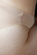 Detail neviditeľných okrajov na zadnom diele menštruačných nohavičiek Telové brazílky Magic Cut.