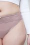 Detail na prednej strane menštruačných nohavičiek s čipkou.