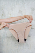 Produktová fotografia modelu menštruačných nohavičiek Telové brazílky Magic Cut - predný pohľad.