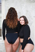 Modelky Dominika (zozadu) a Tereza (zboku) v modeli s neviditeľnými krajmi Čierne brazilky Magic Cut.